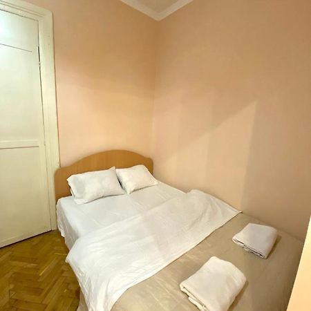 Квартира Біля Залізничного Вокзалу Вулиця Залізнична 10 До 5 Гостей Lviv Buitenkant foto